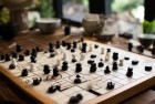 五子棋开启战斗之旅：孤岛危机中的智慧挑战与冒险体验