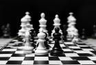 黑白棋对决：智慧挑战与棋艺传承之道