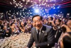 张雪峰老师年会撒现金雨，精彩瞬间大揭秘！