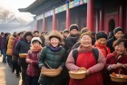 雍和宫万人排队领粥：体验新春万人领粥活动