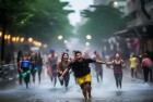 暴雨欢乐对战：街头英雄的挑战之旅