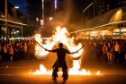 商场外火剑表演失手，意外体验记