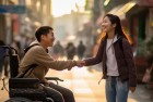 脑瘫患者街头握手：挑战中我们一起迎接梦想的惊喜