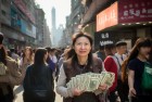 女子街头意外丢10万现金，意外失而复得，传递正能量