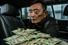 31万现金车后座跌落：颠簸中的行车安全警示