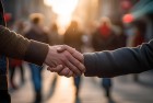 脑瘫患者街头握手：挑战与街头的一次惊喜相遇