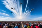 雷霆战机表演赛：空中梦想绽放，重温飞行体验