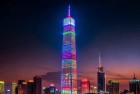第一高楼熠熠生辉贺新年，中文问候满溢喜庆