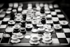 跳棋：挑战自我，我们一起重温黑白世界的乐趣