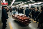 棺材地铁口4人被罚，文明出行体验反思