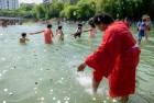 湖北有人往河里撒钱，体验社区公益基金