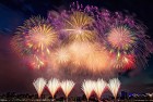 美烟花爆炸3死20伤：黑暗中的烟花安全体验