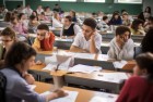 试卷太难延时20分钟，挑战我们一起，学生考试压力教师关怀