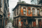 钉子屋被高墙包围：城市角落的温馨和谐故事