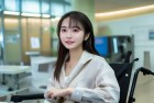 赵露思坐轮椅急诊，粉丝关心期待女神康复