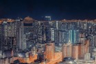 阳光下的雪场缆车意外：孩子欢笑中的宁静打破