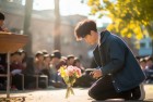男生滑跪送花给老师，校园感人场景引发师生惊喜