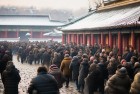 雍和宫万人排队领热粥：传统习俗与现代温暖的交汇