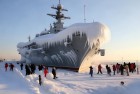 冰雪辽宁舰哈尔滨亮相：体验黑暗中的辽宁舰冰雪奇缘