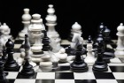 黑白道德天平下的多多自走棋：英雄斩杀中的挑战与体验